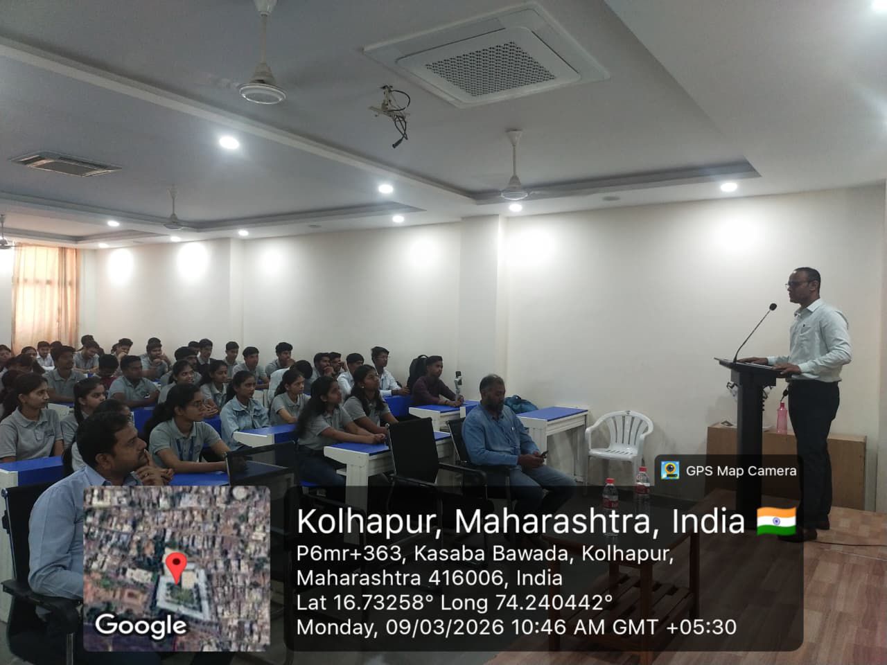 Entrepreneurship session – students interacting